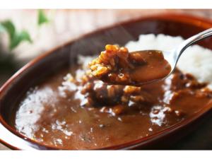 une cuillerée de piment et de riz dans un bol dans l'établissement eeGee STAY Kamata"Capsule room only" - Vacation STAY 25667v, à Tokyo 27 autres photos