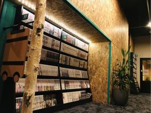 une bibliothèque avec des étagères remplies de livres dans l'établissement eeGee STAY Kamata"Capsule room only" - Vacation STAY 25667v, à Tokyo