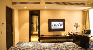 TV a/nebo společenská místnost v ubytování The Vivaan Hotel & Resorts Karnal