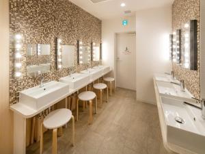 東京にあるeeGee STAY Kamata"Capsule room only" - Vacation STAY 25672vの洗面台と鏡が並んだバスルーム +27枚の写真