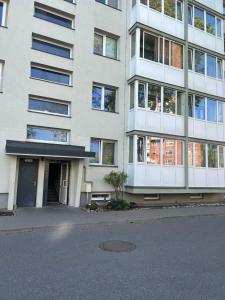 ein großes weißes Gebäude mit vielen Fenstern in der Unterkunft NESTAa in Druskininkai