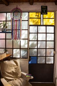 een kamer met een raam en een bank aan de voorkant bij Casita Meraki para 2 personas in Villa Carlos Paz