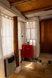 een badkamer met een rode wastafel en een raam bij Casita Meraki para 2 personas in Villa Carlos Paz