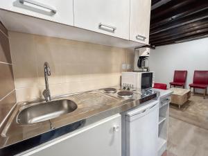 モンタルジにあるAppartement Style New York, Centre Villeのシンクと電子レンジ付きのキッチン +6枚の写真