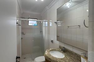 Koupelna v ubytování Apê amplo climatizado | Shopping e praia a 150m + 37 fotografií