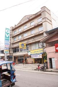 un edificio al lado de una calle de la ciudad en GV Hotel - Maasin, en Maasin