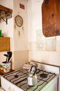 een waterkoker op een fornuis in een keuken bij Casita Meraki para 2 personas in Villa Carlos Paz +39 foto's