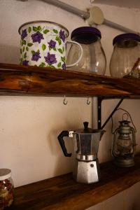 een plank met een koffiepot en andere artikelen erop bij Casita Meraki para 2 personas in Villa Carlos Paz