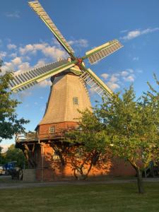 a windmill sitting on top of a building at Ferienwohnung elbmühle in Artlenburg