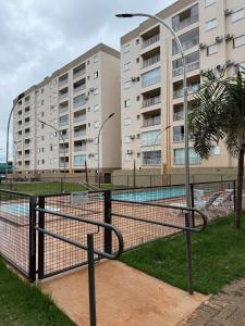 a tennis court in front of a building at Apartamento Parque Trianon in Araçatuba