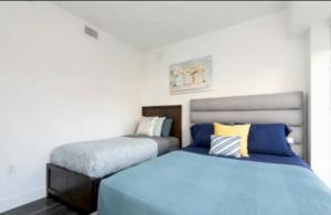 Giường trong phòng chung tại Cozy 2 Bedroom Apartment Near Disneyland and Anaheim Convention Center