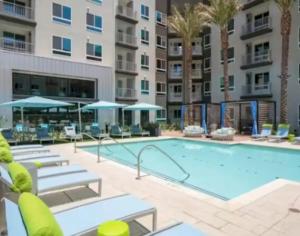 Hồ bơi trong/gần Cozy 2 Bedroom Apartment Near Disneyland and Anaheim Convention Center
