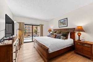 Un dormitorio con una cama y un televisor de pantalla plana. en Mountainwood 201 by Summit County Mountain Retreats, en Breckenridge 42 fotos más