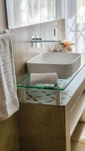 a bathroom with a glass counter with a sink at Casa Plac Appartamento Panoramico- Relax Garantito in Gatteo