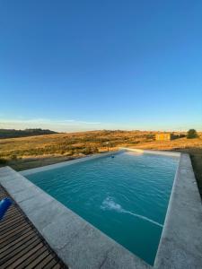 una piscina con acqua blu nel deserto di Tandilia Hills a Tandil
