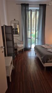 a bedroom with a bed and a mirror at Maison 18 in La Spezia