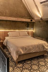 a bedroom with a large bed in a room at Hotel Villa Alta Guest House in Cartagena de Indias