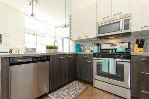 Η κουζίνα ή μικρή κουζίνα στο Charming 3 Bedroom Apartment with Pool Near San Diego Convention Center