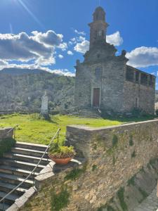 an old stone building with a potted plant on the wall at Maison typique de village in Sorbo-Ocagnano
