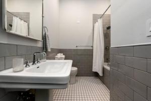 Ένα μπάνιο στο Remodeled 2br Downtown Near Acrisure Stadium +8 φωτογραφίες