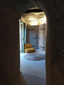 un couloir avec une chambre avec un lit et une fenêtre dans l'établissement La Petite Perrière Gite, à Doué-la-Fontaine