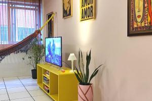 TV a/nebo společenská místnost v ubytování Apartamento aconchegante no Bongi