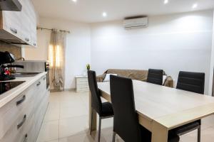 Una cocina y un comedor con mesa y sillas. en Antonelli Apartment, en Terracina