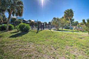 Zahrada ubytování Walkable Beachfront Retreat on Cedar Key!