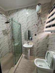 Koupelna v ubytování 3 bedroom luxury apt with pool and gym in Ikeja GRA
