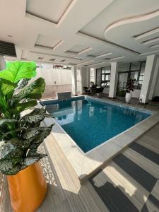 Bazén v ubytování 3 bedroom luxury apt with pool and gym in Ikeja GRA nebo v jeho okolí