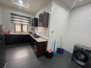 Una cocina o cocineta en 3 bedroom luxury apt with pool and gym in Ikeja GRA