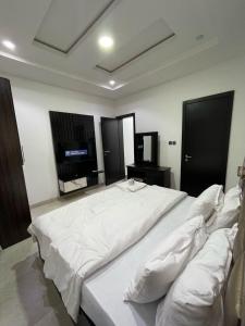 Una cama o camas en una habitación de 3 bedroom luxury apt with pool and gym in Ikeja GRA