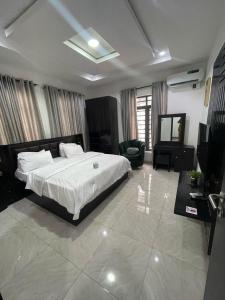 Una cama o camas en una habitación de 3 bedroom luxury apt with pool and gym in Ikeja GRA