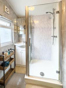 ロンドンにある3 bedroom house easy central accessのシャワーと洗面台付きのバスルーム +72枚の写真