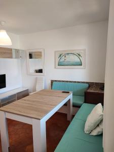 Un comedor con una mesa y un sofá. en Apartamento colibrí, en Alaior