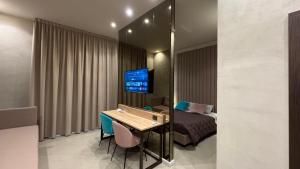 Televízia a/alebo spoločenská miestnosť v ubytovaní Tropicana Room