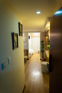 a room with a hallway with a living room at Melody Apartments ubicada en el Centro de Santa cruz - Edificio Fiori in Santa Cruz de la Sierra
