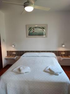 Un dormitorio con una cama con dos toallas encima. en Apartamento colibrí, en Alaior 8 fotos más