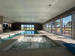 Swimmingpoolen hos eller tæt på Four Bedroom House With Private Pool - Stunning countryside location with parking close to Chester City Centre