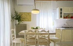 Una cocina con una mesa y sillas en una cocina. en Makyneia Garden House, en Manglaraíika