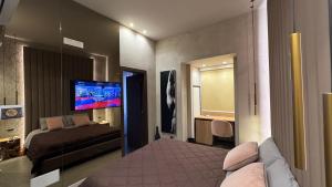 Televízia a/alebo spoločenská miestnosť v ubytovaní Tropicana Room