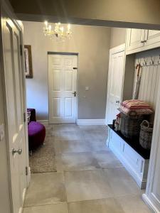 een hal met een kamer met een deur en een kroonluchter bij The Masters House, Castledermot in Feevaghmore