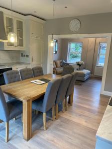 een keuken en eetkamer met een houten tafel en stoelen bij The Masters House, Castledermot in Feevaghmore
