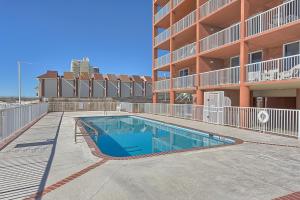 una piscina frente a un edificio de apartamentos en Buena Vista 601, en Gulf Shores