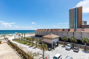 un edificio en la playa junto al océano en Buena Vista 601, en Gulf Shores