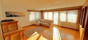FREE cable car & bus in the summer Haus L'oree的休息区