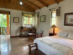 Postel nebo postele na pokoji v ubytování Kakao Lodge & Garden Río Celeste