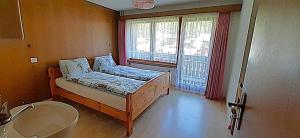 萨斯格伦德FREE cable car & bus in the summer Haus L'oree的一间卧室配有床、水槽和窗户