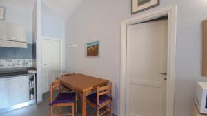 A kitchen or kitchenette at Casa di Giò - Bilocale con giardino