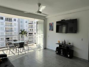 TV a/nebo společenská místnost v ubytování Apartamento Conjunto Aqualina Orange